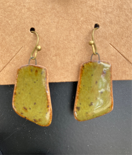 Tag-shaped earrings on brass hooks - black/vintage gold