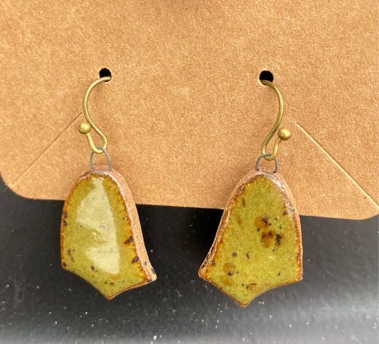 Shield-shaped earrings on brass hooks - black/vintage gold