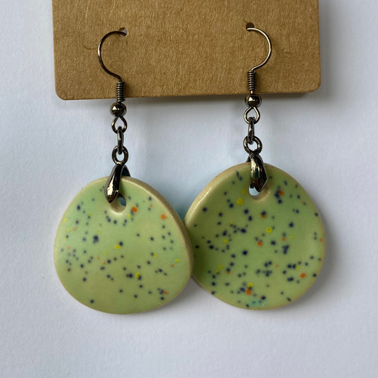 Disc earrings on steel hooks - green confetti