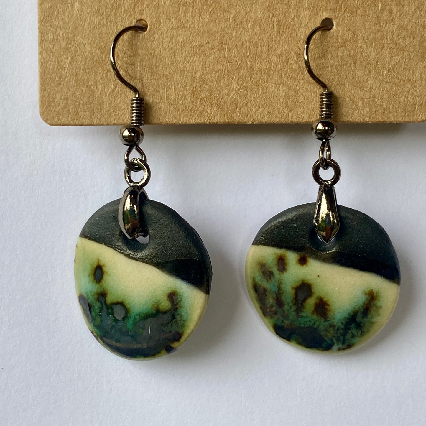 Disc earrings on steel hooks - green metallic