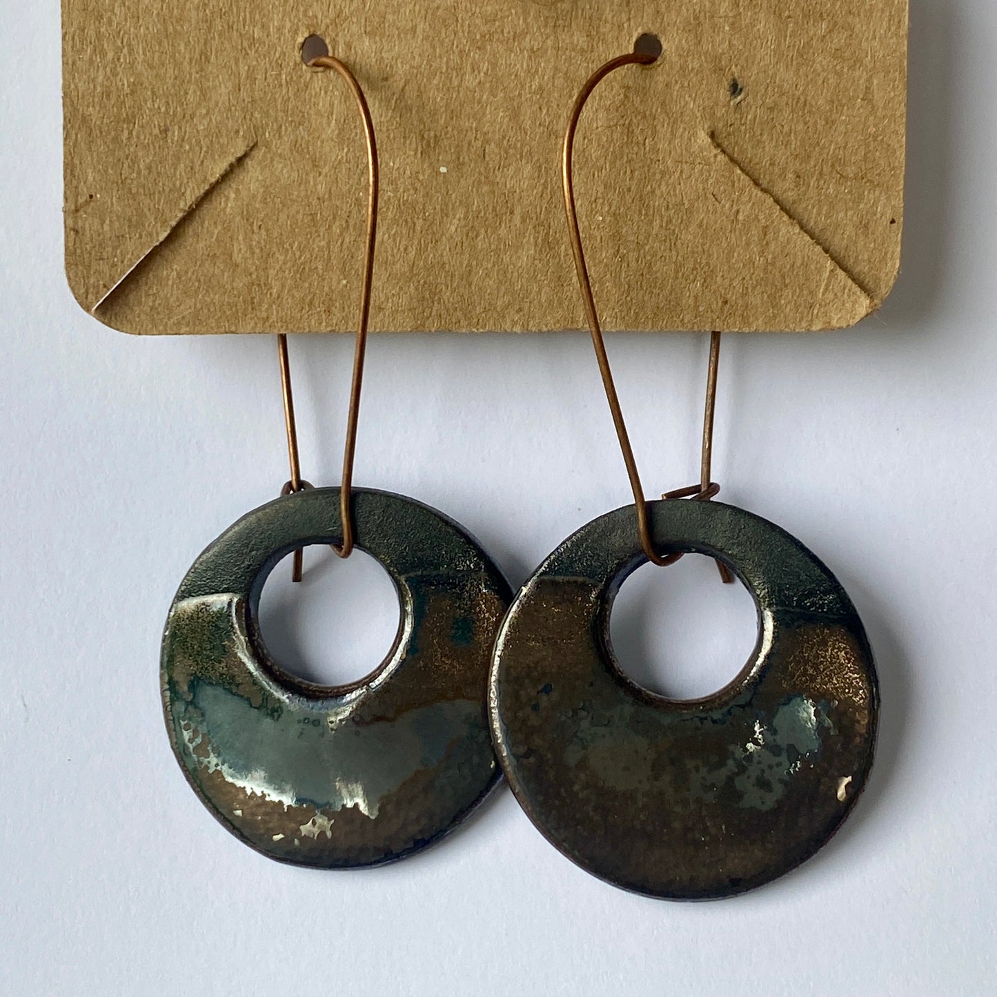 Disc earrings on brass hooks - black/vintage gold
