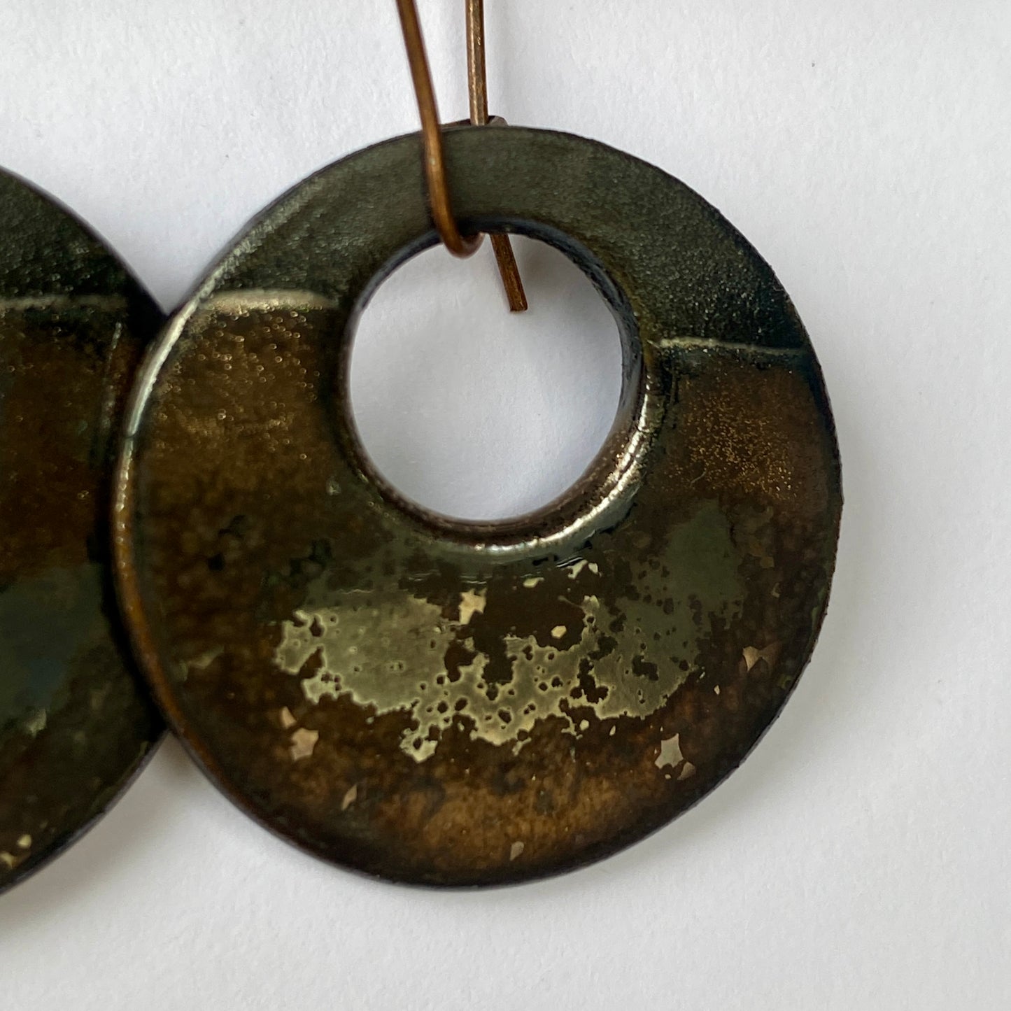 Disc earrings on brass hooks - black/vintage gold