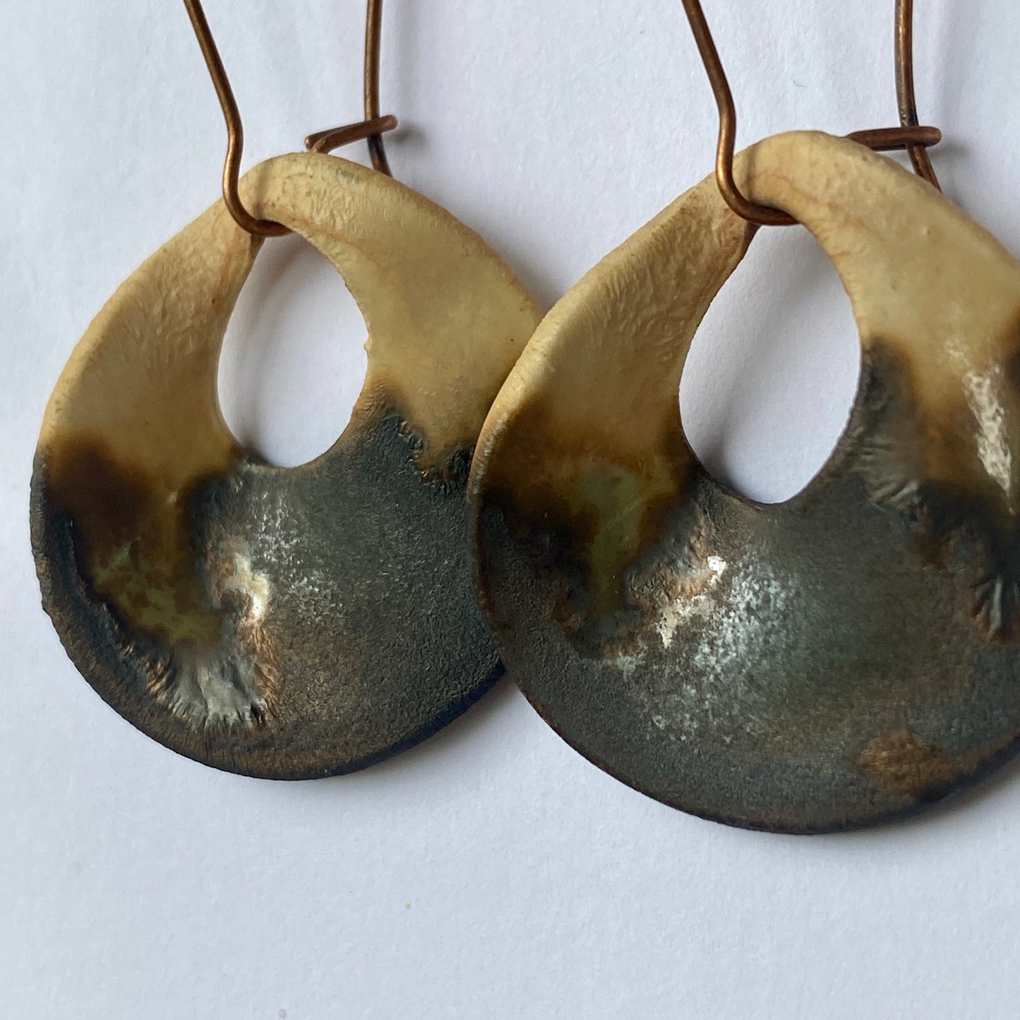 Disc earrings on long kidney hooks - rust