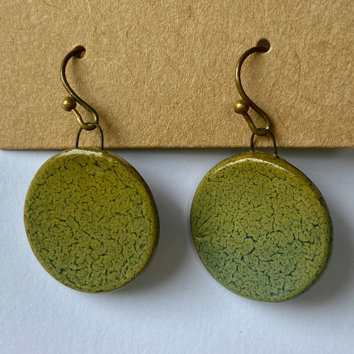 Disc earrings bronze hooks - green crackle