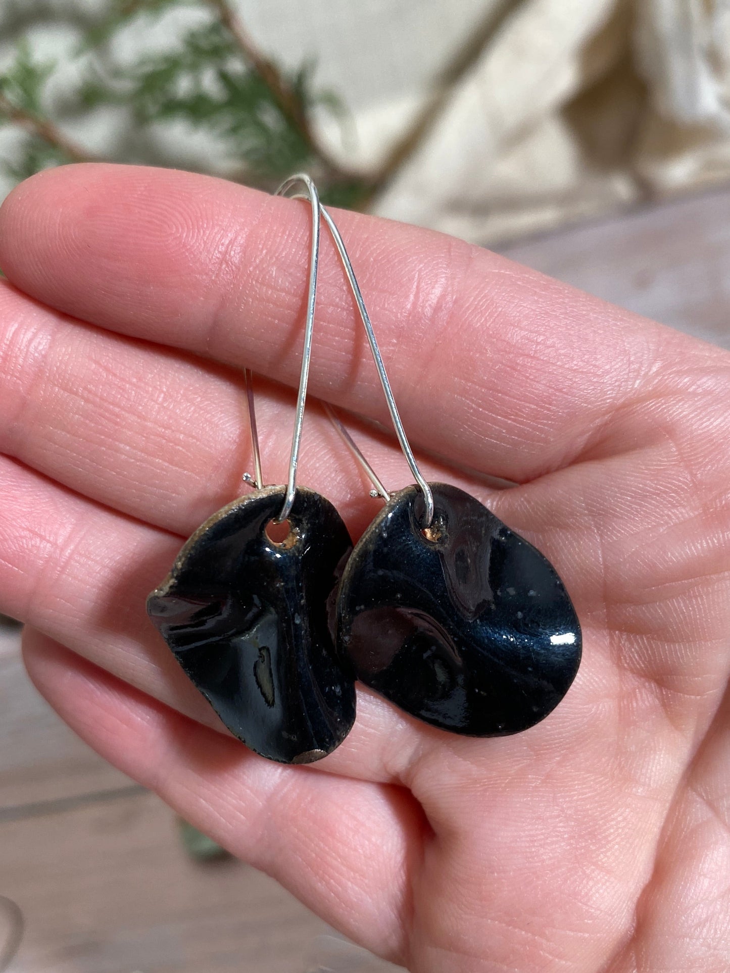 Disc earrings on long kidney hooks - black
