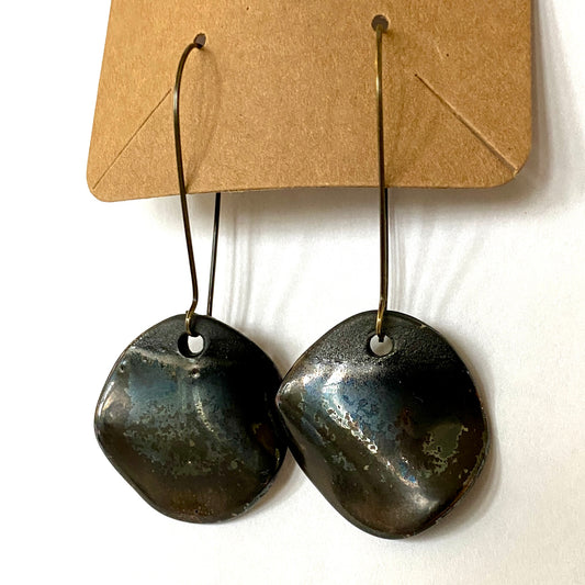 Disc earrings on brass hooks - black/vintage gold