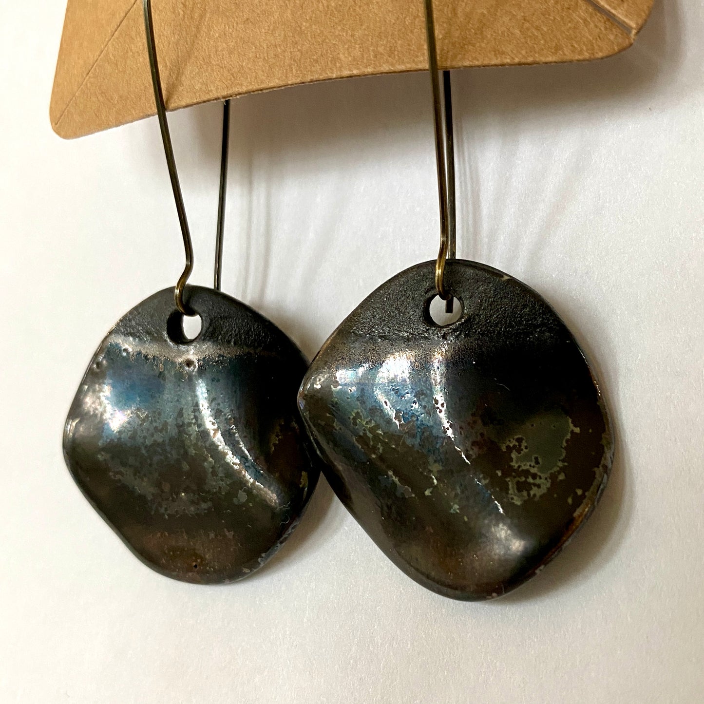 Disc earrings on brass hooks - black/vintage gold