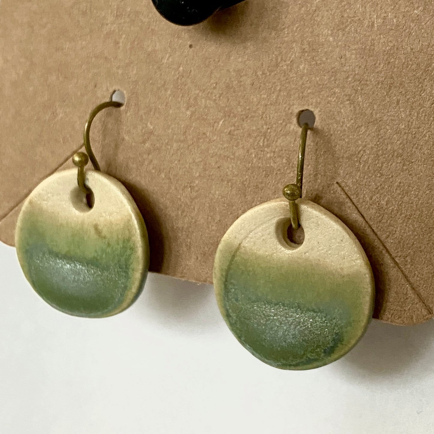 Disc-shaped earrings on brass hooks - matte green