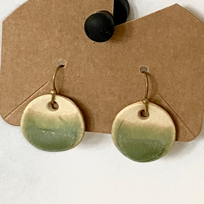 Disc-shaped earrings on brass hooks - matte green