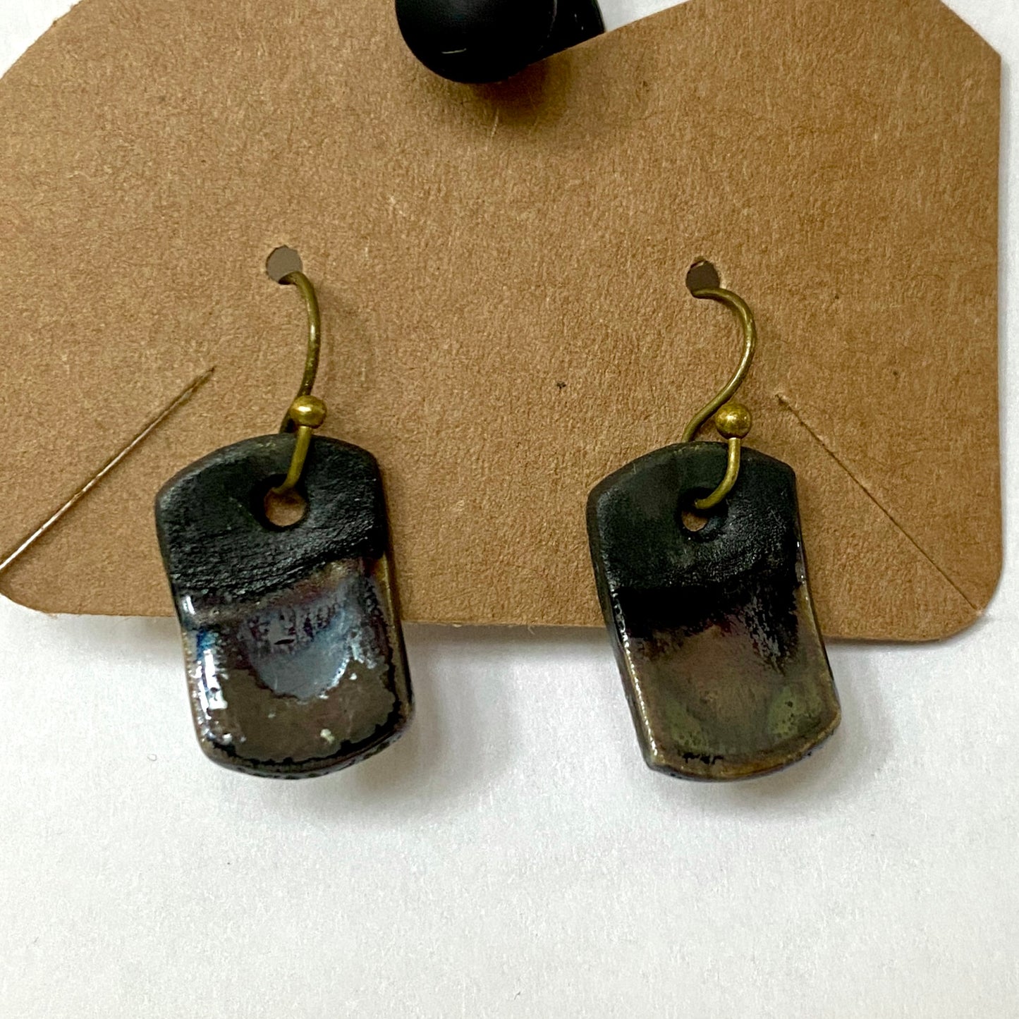 Tag-shaped earrings on brass hooks - black/vintage gold